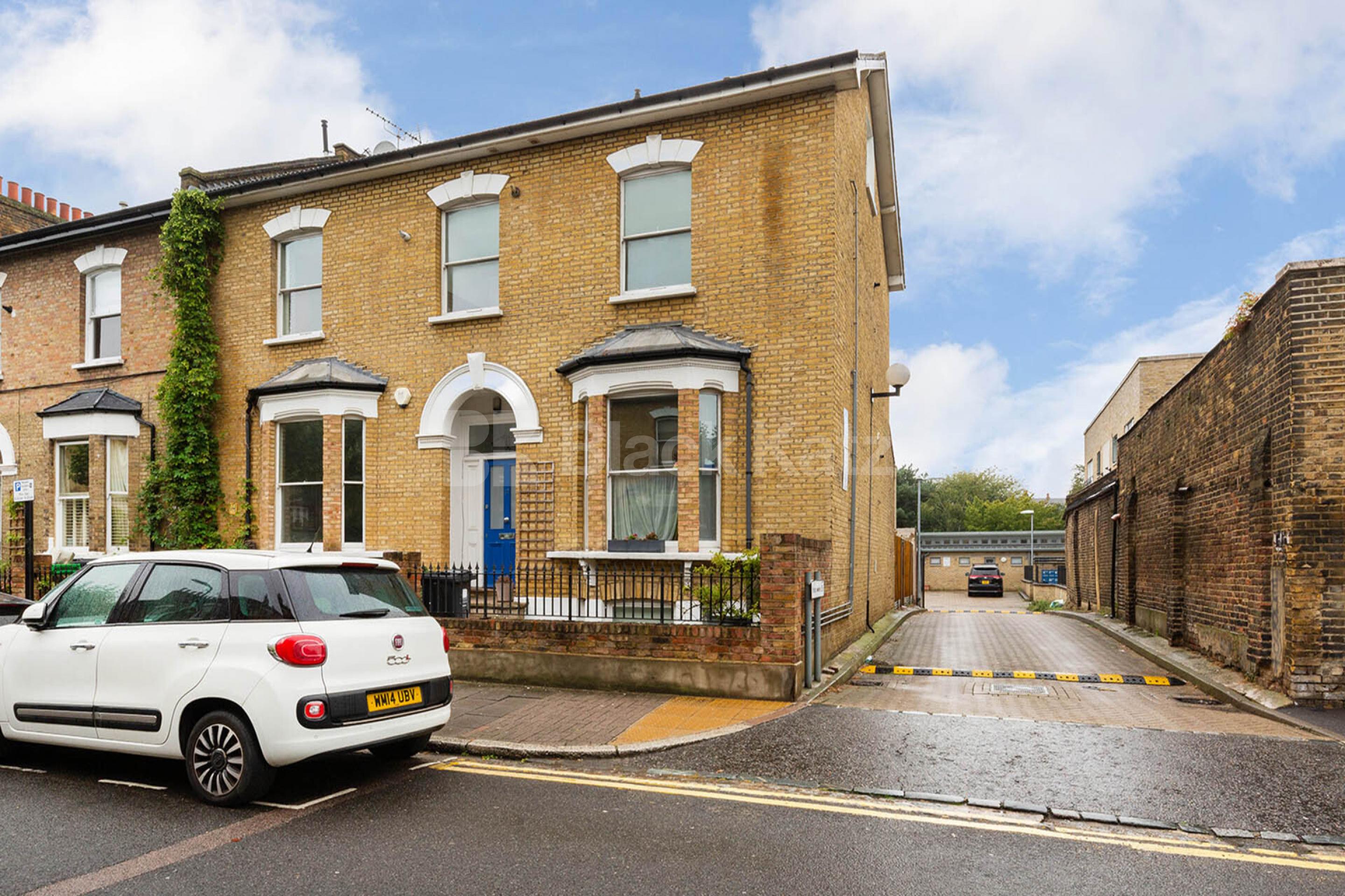 located with in beautiful convertion on a quiet residential street in hackney Goulton Road, Hackney Central E5